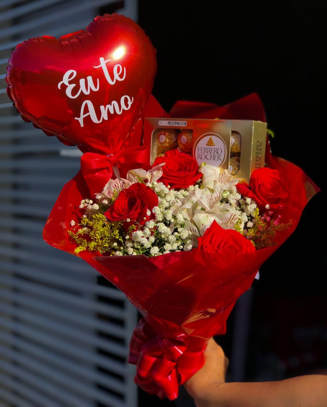 Kit Romântico Rosas Balão e Chocolates