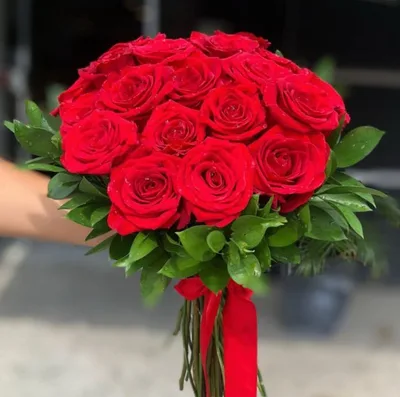 Buquê 15 Rosas Vermelhas e Ruscos