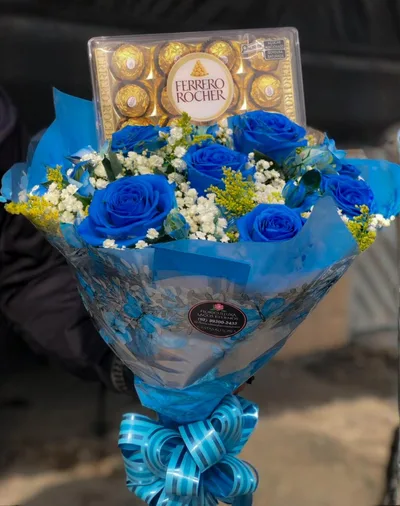 Buquê 06 Rosas Azuis com Ferrero Rocher