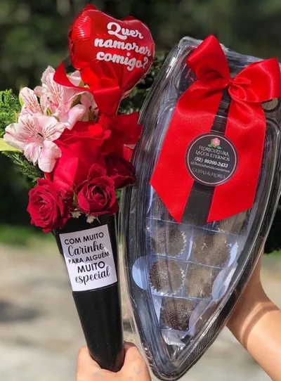 Cone de Flores com Balão e Barca de Brigadeiros