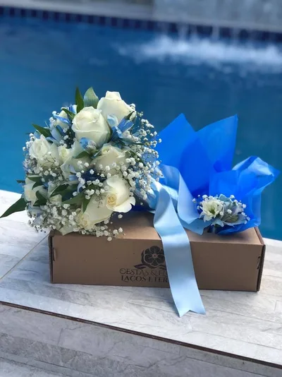 Buquê de Noiva em Tons Azul com Lapela