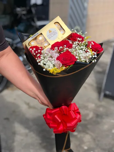 Buquê 06 Rosas com Ferrero