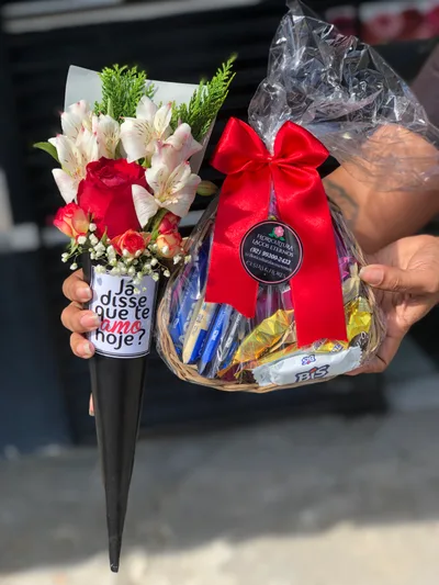 Cone de Flores com Chocolates