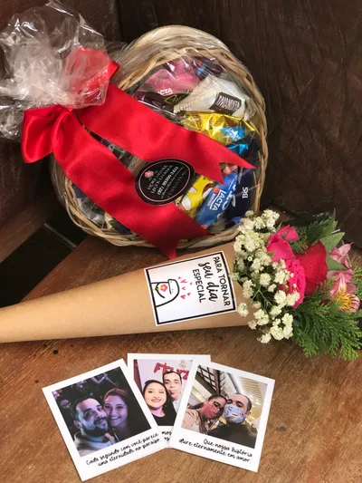 Cone de Flores com Chocolates e Polaroid