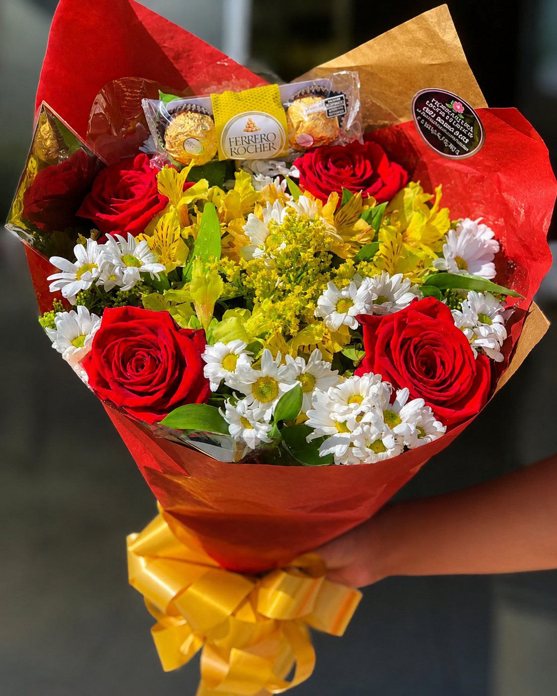 Buquê com 04 Rosas e Ferrero Rocher T3