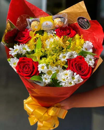 Buquê com 04 Rosas e Ferrero Rocher T3