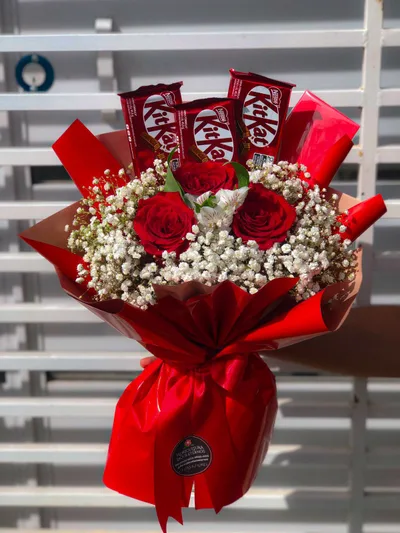 Buquê Premium com Rosas e Kitkat