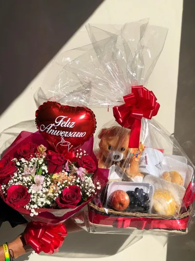Cesta de Café da Manhã Premium com Buquê de 06 Rosas e Pelúcia