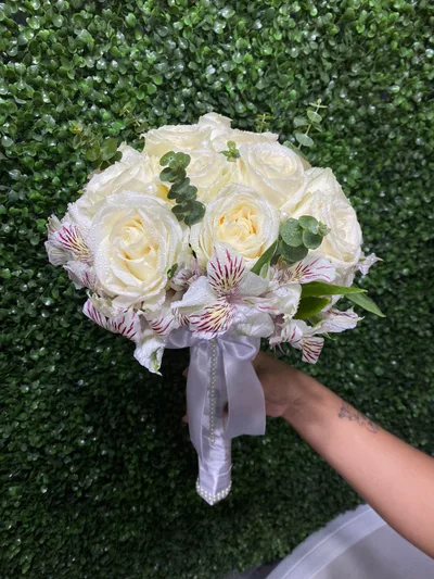 Buquê de Noiva com 12 Rosas Brancas e Eucalipto