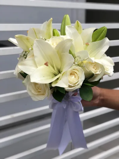 Buquê de Noiva com Rosas e Lírios Brancos