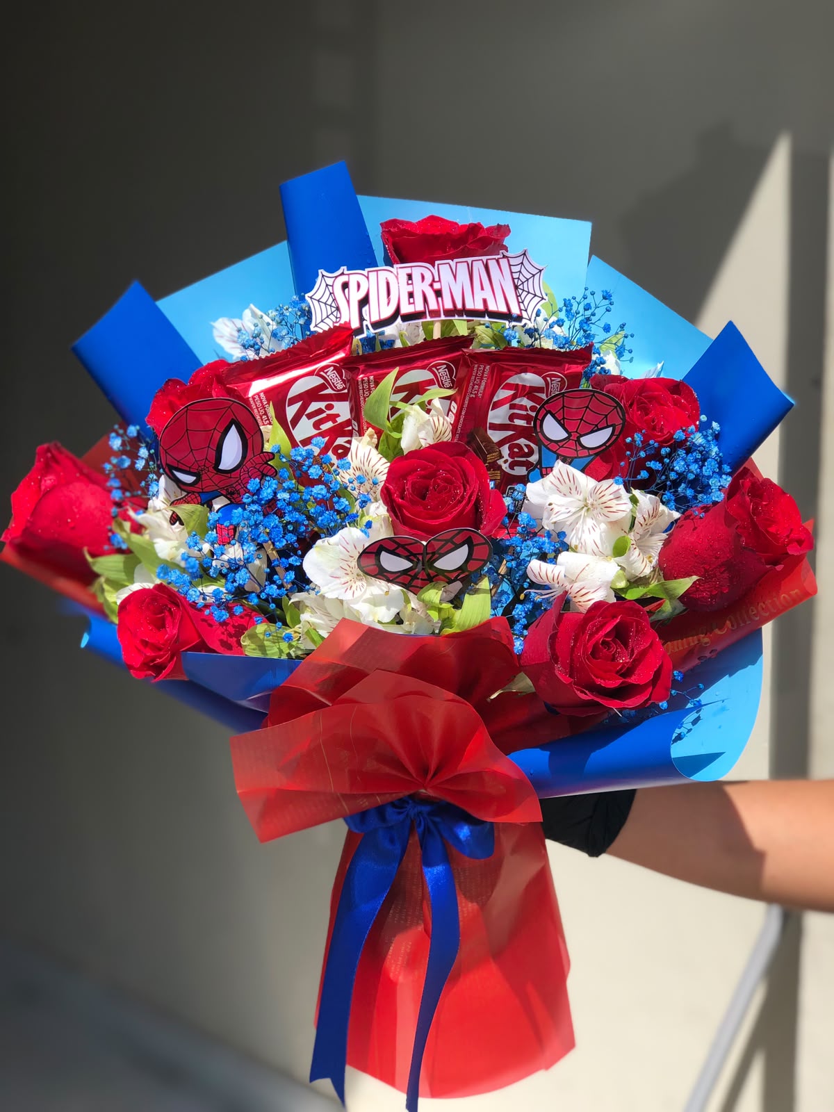 Buquê Spider-Man com 08 Rosas e Kitkat