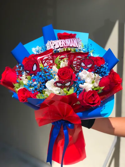 Buquê Spider-Man com 08 Rosas e Kitkat