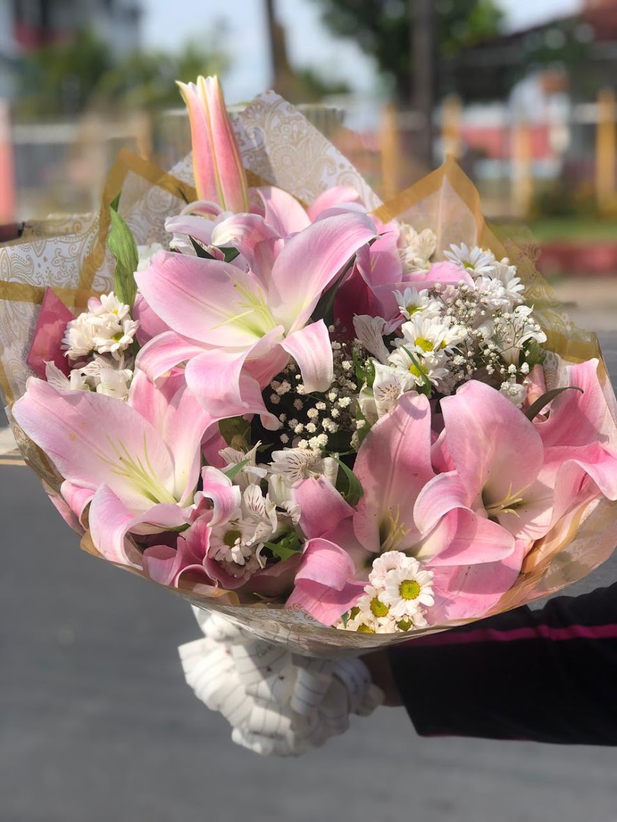 Buquê Lírios Rosas e Folhagem