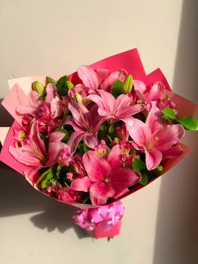 Buquê Lírios Rosas e Folhagem